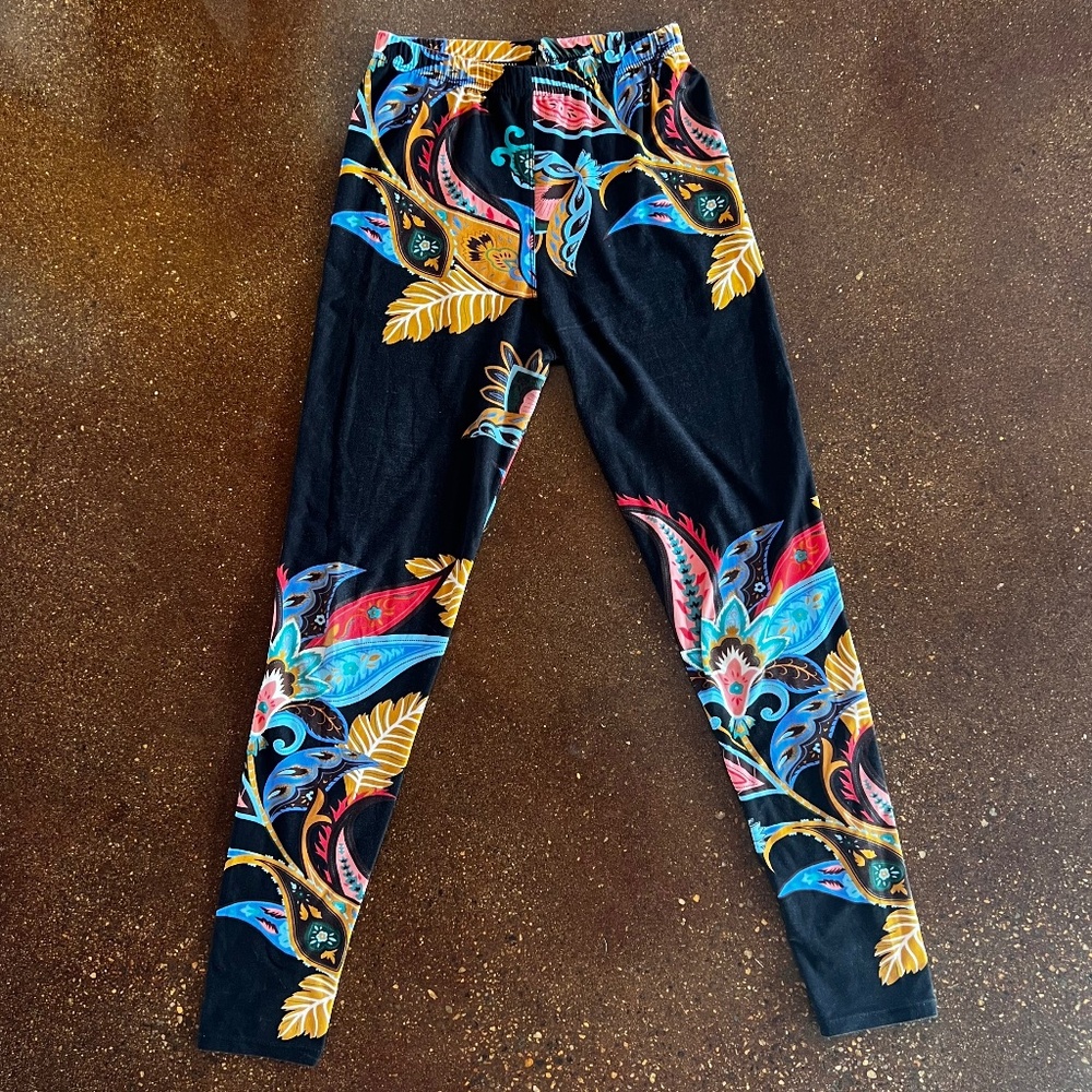 Colorful paisley floral pattern leggings